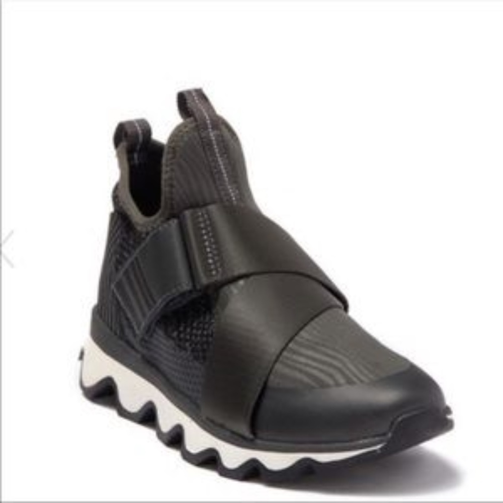 EUC SOREL Kinetic Sneaker Black 7.5